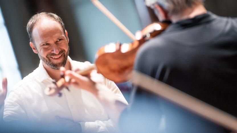 Dirigentas: „Klaipėdos muzikos pavasario“ festivalio koncerte „Šveicariškos jungtys“ diriguos maestro C. Knüselis.