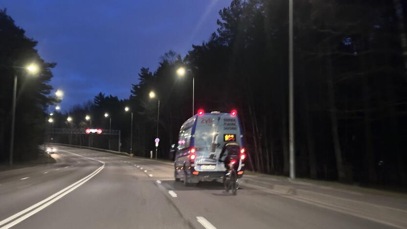 Pavojinga: kai kurie dviratininkai stengiasi važiuoti paskui didesnes transporto priemones, kad sumažintų oro pasipriešinimą.