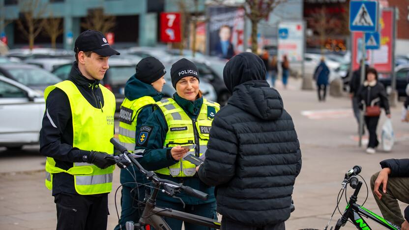 Patikrinimas: Saugaus eismo dienos išvakarėse pareigūnai stebėjo, ar dviračių ir paspirtukų vairuotojai laikosi visų Kelių eismo taisyklių.