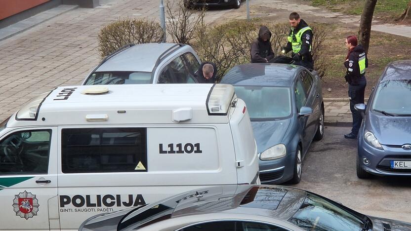 Patikrinimas: apžiūros metu vyras teigė, kad nakvojo automobilyje.