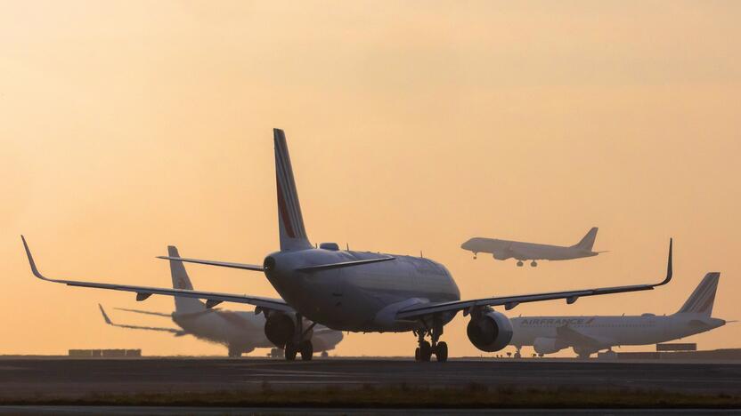 Reglamentas: civilinės aviacijos to paties reiso pilotai prieš skrydį negali valgyti tokių pačių patiekalų, kad išvengtų tikimybės abu vienu metu apsinuodyti maistu.