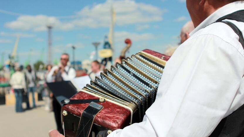 Siūlymas: gal pakaks garbinti tik lietuvišką muziką, juk yra puikių atlikėjų ne tik mūsų šalyje.