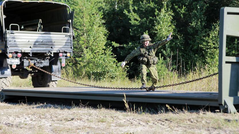 Treniruojasi: Kairių poligone pratybos vykdomos visais metų laikais.