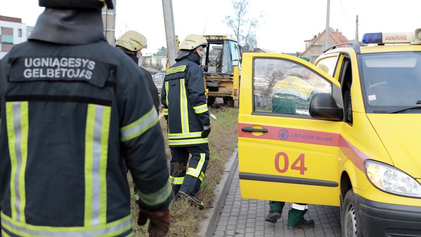 Skambučiai: dėl dujų smarvės Sulupės gyventojai kankinasi ne pirma diena. Dujininkams neradus gedimo, žmonės skambino ugniagesiams.