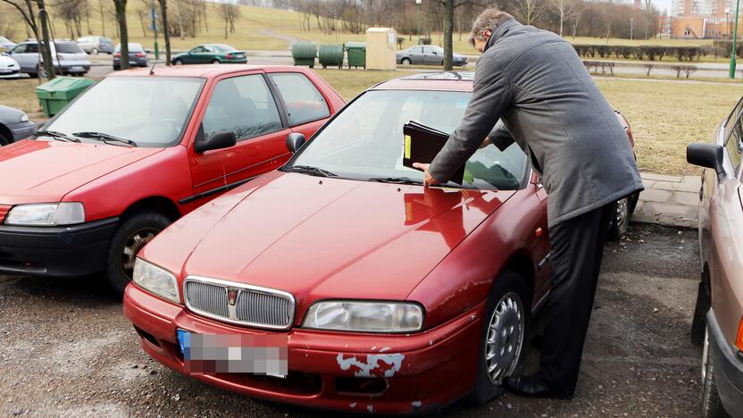 Skaičiai: šiais metais Kontrolės ir prevencijos poskyrio darbuotojai pasirūpino, kad iš viešų erdvių būtų išgabenti 25 apleisti automobiliai, kuriuos pamiršo savininkai.