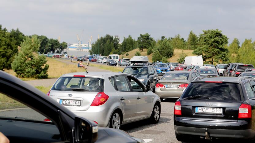 Nesikeičia: prasidėjus šiltajam sezonui, į paplūdimius skuba ne tik klaipėdiečiai, bet ir svečiai iš visos Lietuvos.