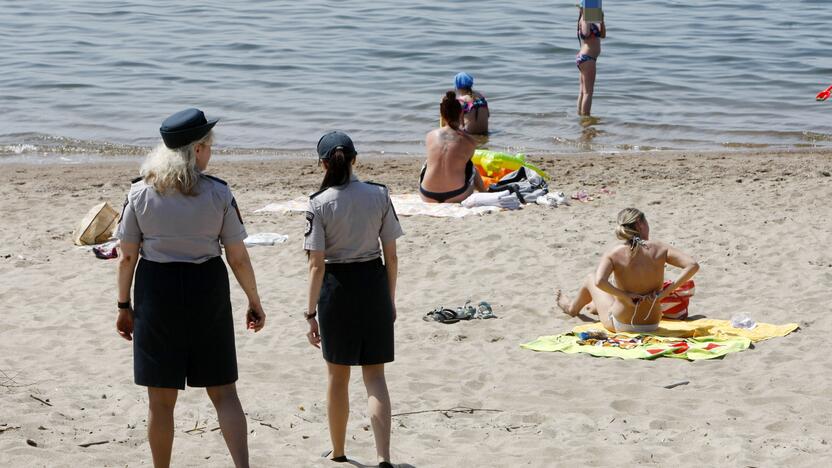 Įgaliojimai: moterų pliažo lankytojoms gali nurodinėti tik policijos pareigūnai. O asmens dokumentų lyčiai nustatyti negali niekas reikalauti.