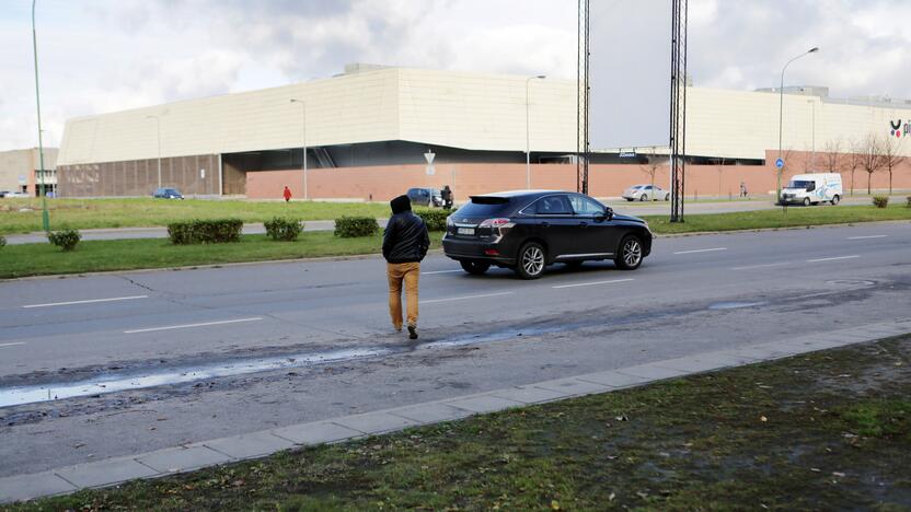 Nemalonumai: kartais pėstieji nenori eiti iki pėsčiųjų perėjos, tad renkasi pavojingesnį kelią.