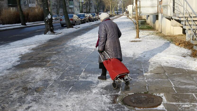 Pavojinga: nors takai nuvalyti, po jais esantis ledas – tikra čiuožykla.