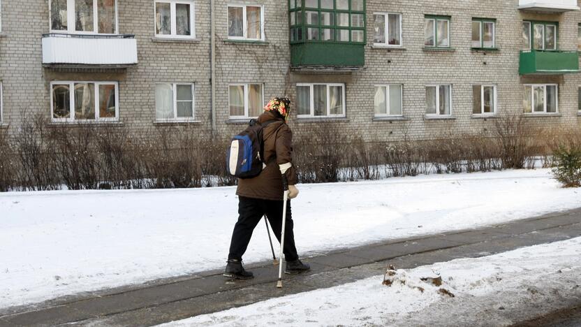 Pavojinga: šiomis dienomis vaikštinėjant slidžiais keliais galima patirti įvairių traumų.