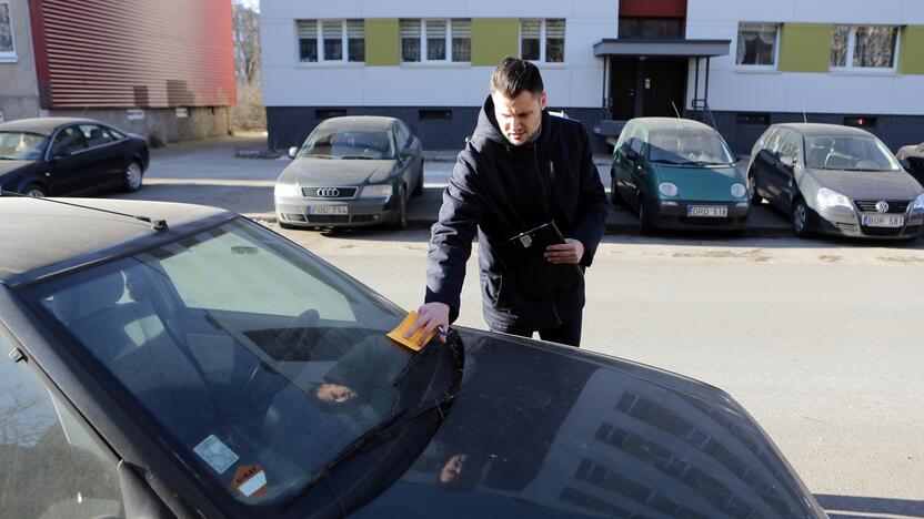 Reidai: Viešosios tvarkos skyriaus pareigūnai nuolat suka ratus po miestą, kaišiodami įspėjamuosius lapelius už nevažiuojančių mašinų valytuvų.