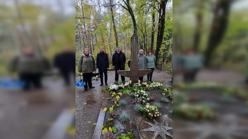 Procesas: Klaipėdos meras A. Vaitkus (antras kairėje) kartu su kolegomis lankėsi ir žvakutes uždegė Kopgalio kapinėse Smiltynėje.