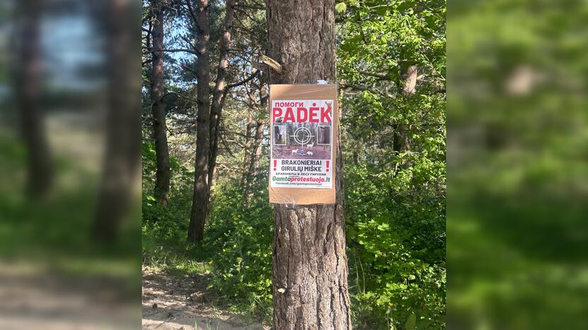 Dėmesys: plakatai apie galimą brakonieriavimą matyti tiek Pirmojoje, tiek Antrojoje Melnragėje.