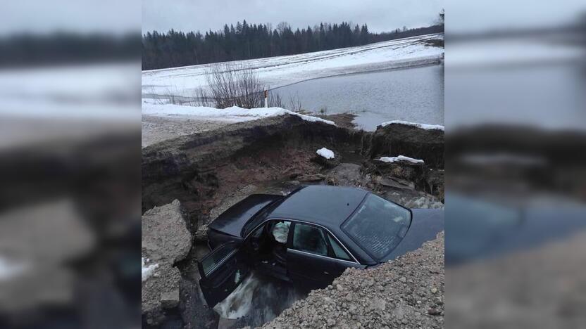 Prasmego: automobilio „Audi“ vairuotojas veikiausiai nesitikėjo, kad ties Judrės upeliu žvyrkelis tiesiog išnyks.