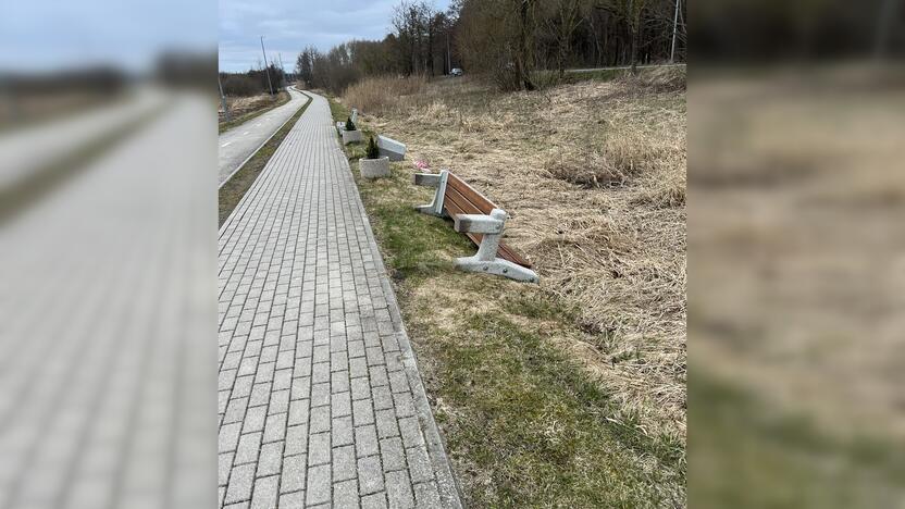 Įvykis: kas galėjo nuversti sunkią šiukšliadėžę ir suoliuką, kol kas nežinia.