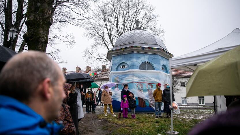 Tibeto skvere atidengta J. Užkuraitytės tapybos kompozicija