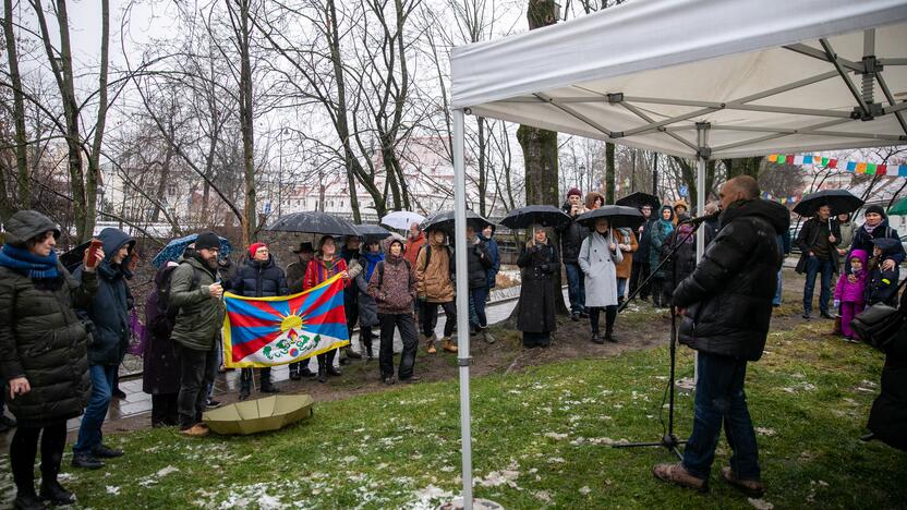 Tibeto skvere atidengta J. Užkuraitytės tapybos kompozicija