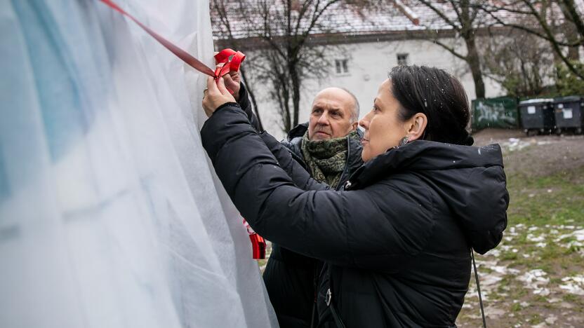 Tibeto skvere atidengta J. Užkuraitytės tapybos kompozicija