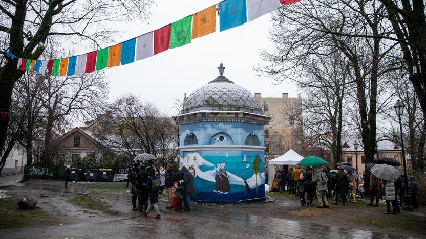 Tibeto skvere atidengta J. Užkuraitytės tapybos kompozicija