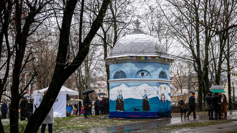 Tibeto skvere atidengta J. Užkuraitytės tapybos kompozicija