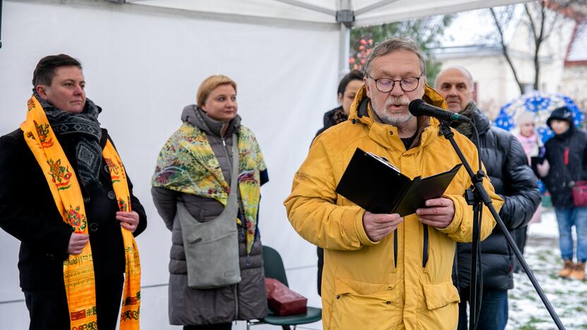 Tibeto skvere atidengta J. Užkuraitytės tapybos kompozicija