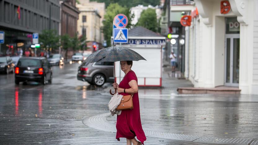 Po alinančios kaitros Kauną nuplovė liūtis