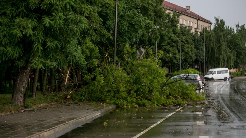 Po alinančios kaitros Kauną nuplovė liūtis