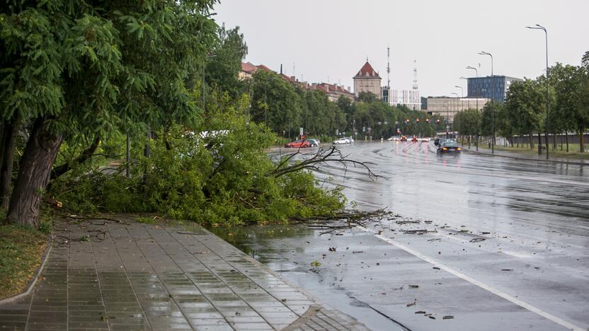 Po alinančios kaitros Kauną nuplovė liūtis