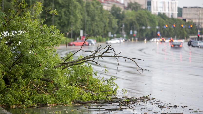 Po alinančios kaitros Kauną nuplovė liūtis