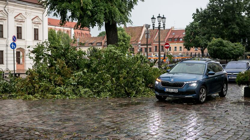 Po alinančios kaitros Kauną nuplovė liūtis