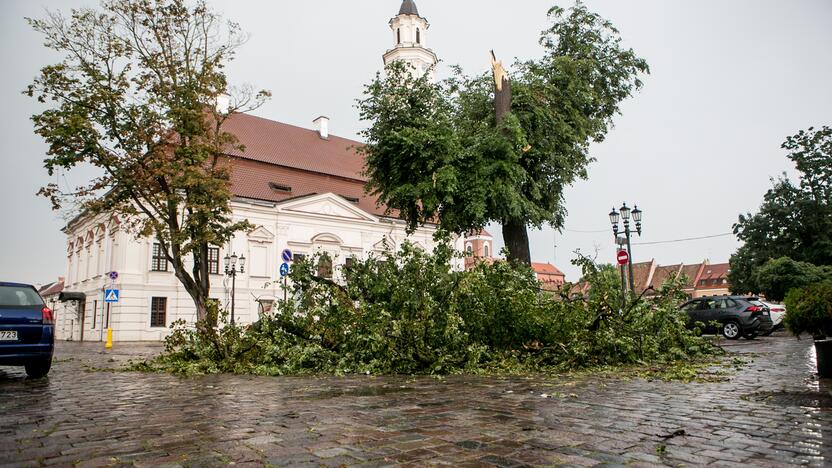 Po alinančios kaitros Kauną nuplovė liūtis