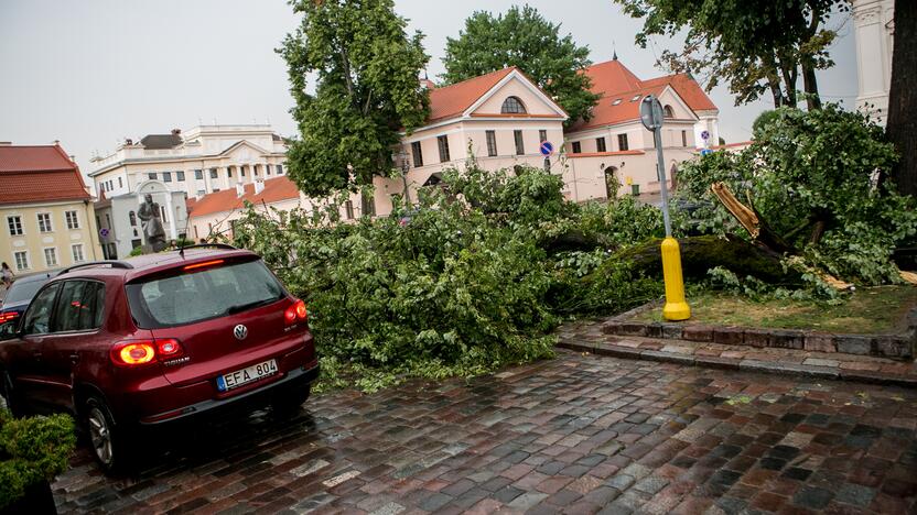 Po alinančios kaitros Kauną nuplovė liūtis