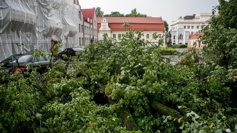 Po alinančios kaitros Kauną nuplovė liūtis