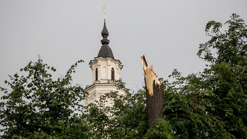 Po alinančios kaitros Kauną nuplovė liūtis