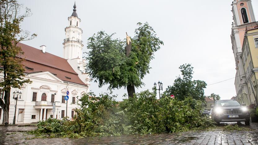 Po alinančios kaitros Kauną nuplovė liūtis