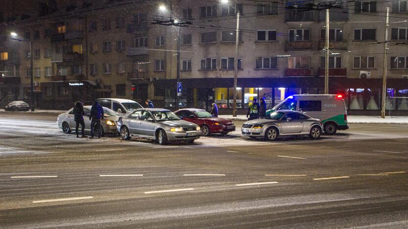 Keturių automobilių avarija „aklųjų“ sankryžoje