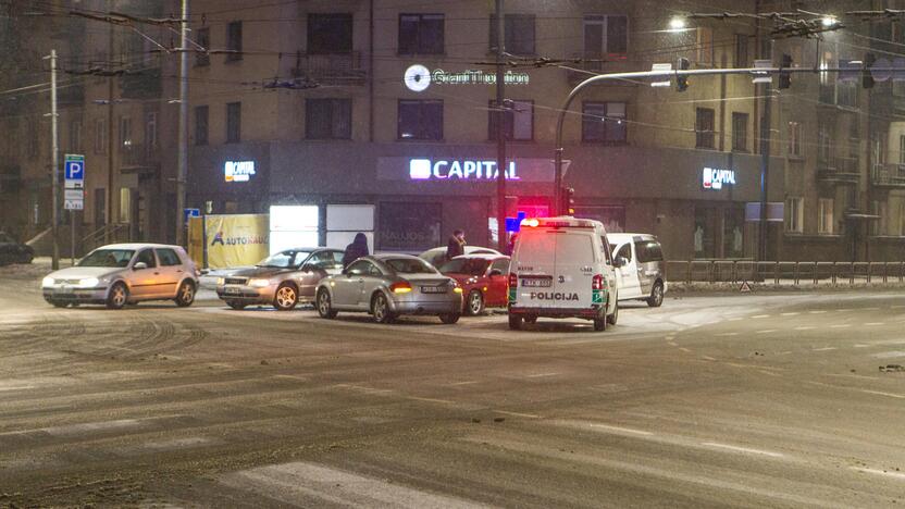 Keturių automobilių avarija „aklųjų“ sankryžoje