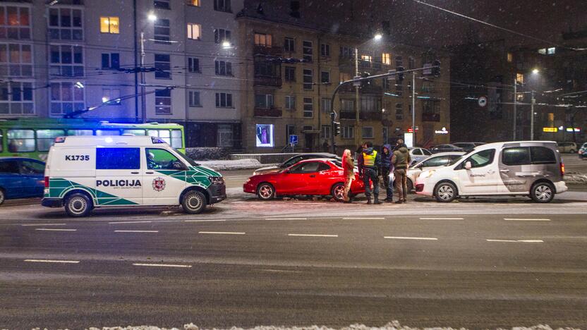 Keturių automobilių avarija „aklųjų“ sankryžoje