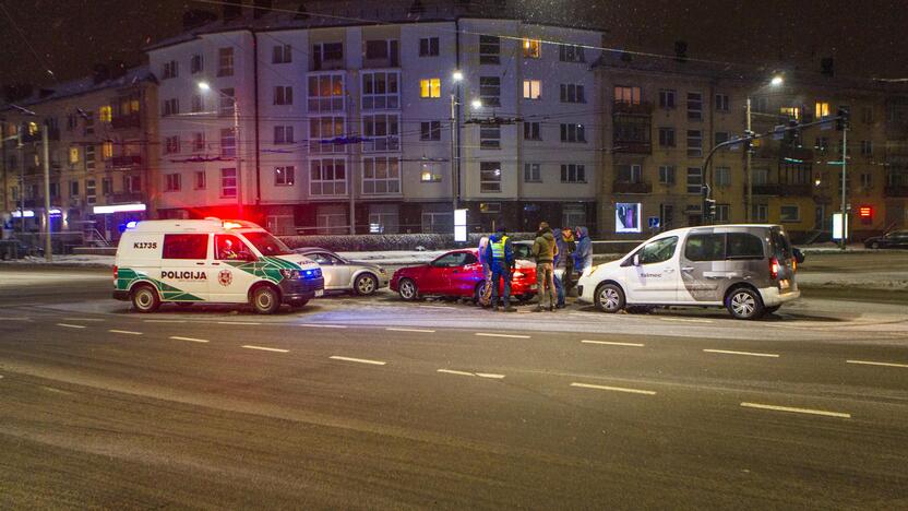 Keturių automobilių avarija „aklųjų“ sankryžoje