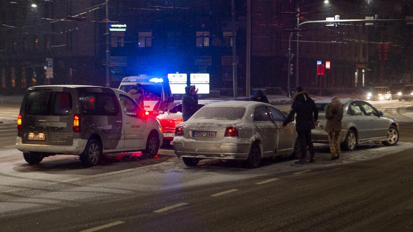 Keturių automobilių avarija „aklųjų“ sankryžoje