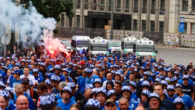 Pozanės „Lech“ sirgalių eisena į Dariaus ir Girėno stadioną