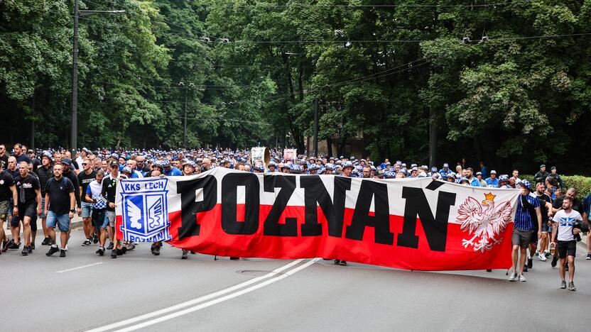 Pozanės „Lech“ sirgalių eisena į Dariaus ir Girėno stadioną