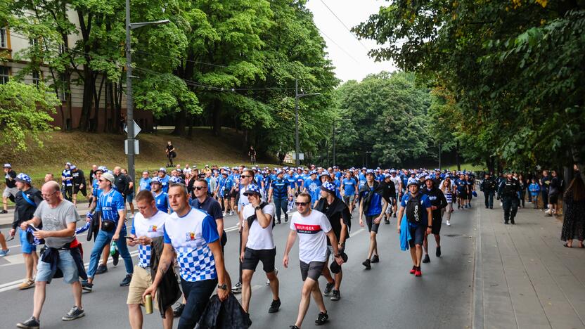 Pozanės „Lech“ sirgalių eisena į Dariaus ir Girėno stadioną