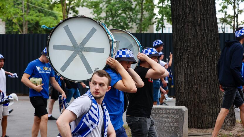 Pozanės „Lech“ sirgalių eisena į Dariaus ir Girėno stadioną