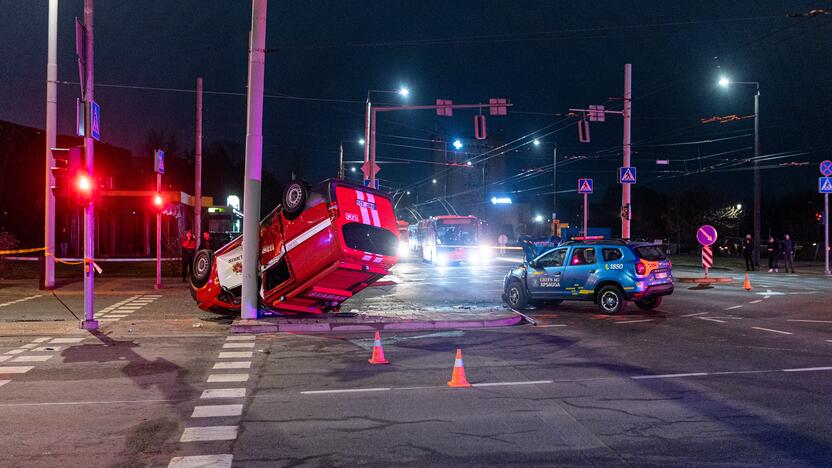 Vilniuje į apsaugininkus rėžėsi ugniagesių autobusiukas