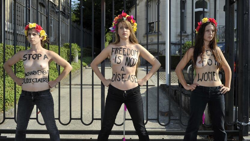 Briuselyje "Femen" aktyvistės protestavo prie Tuniso ambasados vartų