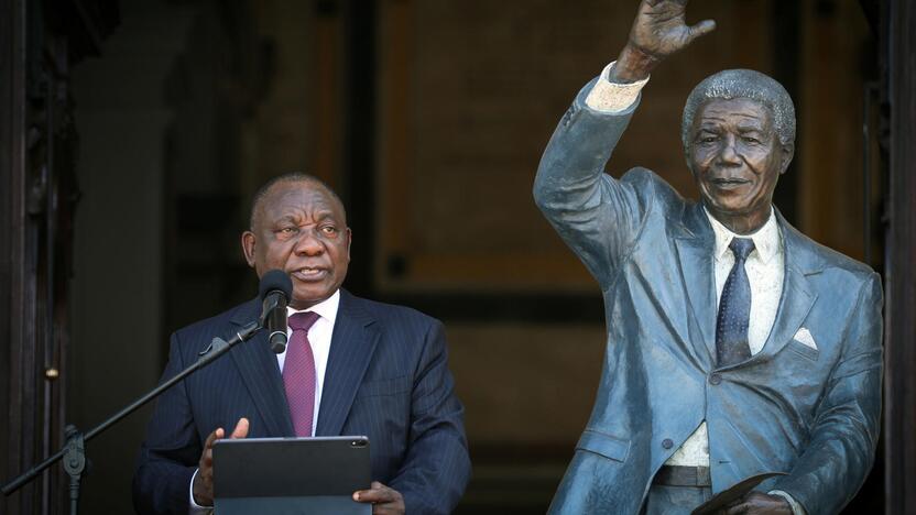 Cyrilas Ramaphosa (kairėje) prie Nelsono Mandelos skulptūros