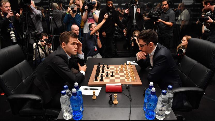 Magnusas Carlsenas (kairėje) ir Fabiano Caruana