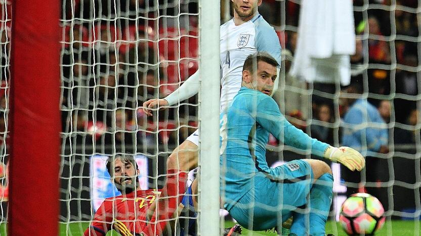 Anglijos ir Ispanijos futbolininkai sužaidė lygiosiomis 2:2