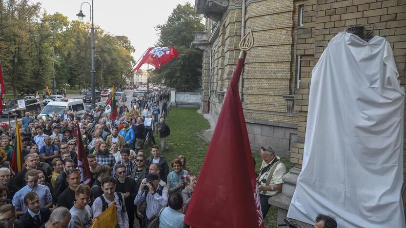 Generolo Vėtros lenta vėl užkabinta